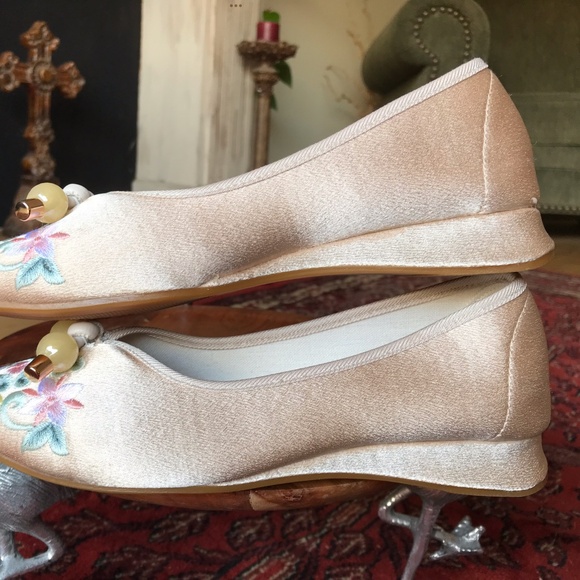FU TAI XIN Champagne Pastels Floral Silken Embroidered Slip-Ons Chinese 240 US 7 - Picture 7 of 16